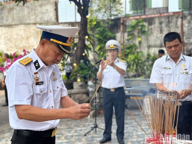 Mỗi năm đến ngày 14/3, các cựu chiến binh Hải quân thành phố Đà Nẵng đều sắp xếp công việc, có mặt tại Lễ tưởng niệm Sự kiện Gạc Ma, để nhớ và tri ân đồng đội. (Ảnh: ANH ĐÀO)