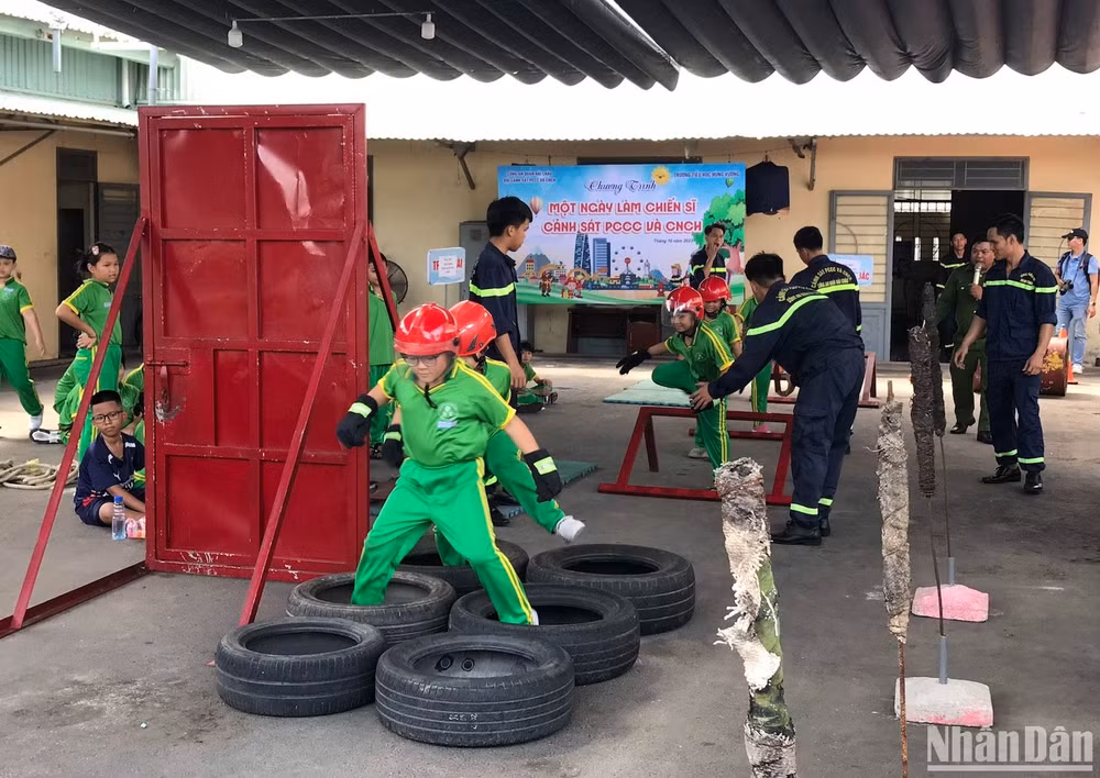 Hơn 100 em học sinh trường Tiểu học Hùng Vương tham gia trải nghiệm tại chương trình. Ảnh ANH ĐÀO Hơn 100 em học sinh trường Tiểu học Hùng Vương tham gia trải nghiệm tại chương trình. Ảnh ANH ĐÀO