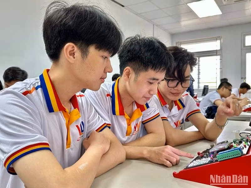 Các sinh viên được tham quan, thực nghiệm tại Phòng Phòng Lab thực nghiệm và nghiên cứu công nghệ mới, sáng 3/4. (Ảnh: ANH ĐÀO) Các sinh viên được tham quan, thực nghiệm tại Phòng Phòng Lab thực nghiệm và nghiên cứu công nghệ mới, sáng 3/4. (Ảnh: ANH ĐÀO)