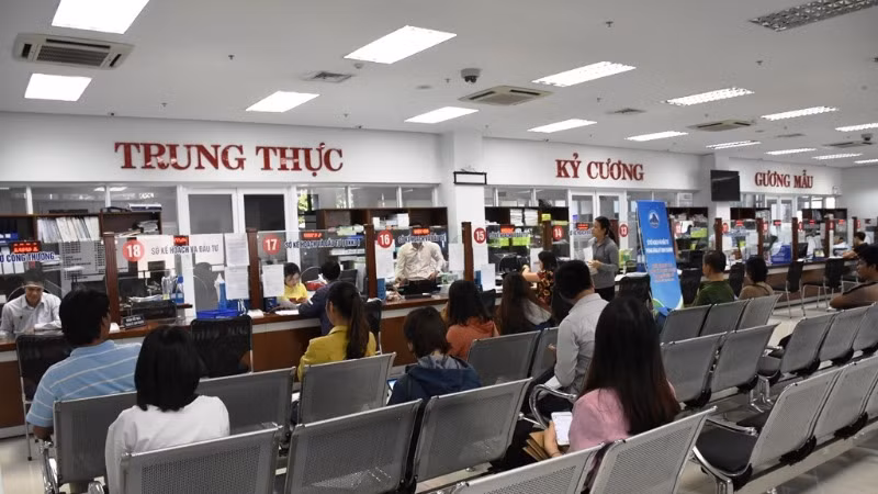Người dân đến làm các thủ tục tại bộ phận một cửa, Trung tâm hành chính thành phố Đà Nẵng. (Ảnh: ANH ĐÀO)