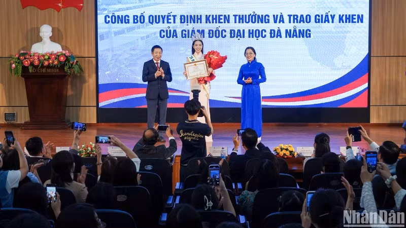 Phó Giáo sư, Tiến sĩ Lê Thành Bắc, Phó giám đốc Đại học Đà Nẵng trao Bằng khen của Giám đốc Đại học Đà Nẵng cho Hoa hậu Quốc tế 2024 Huỳnh Thị Thanh Thủy. (Ảnh: ANH ĐÀO)