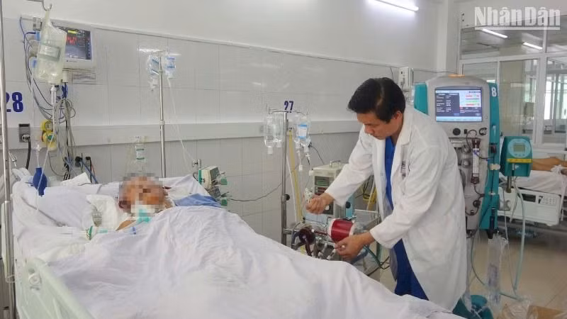 Bệnh nhân ở thời điểm thực hiện ECMO. (Ảnh: ANH ĐÀO) Bệnh nhân ở thời điểm thực hiện ECMO. (Ảnh: ANH ĐÀO)