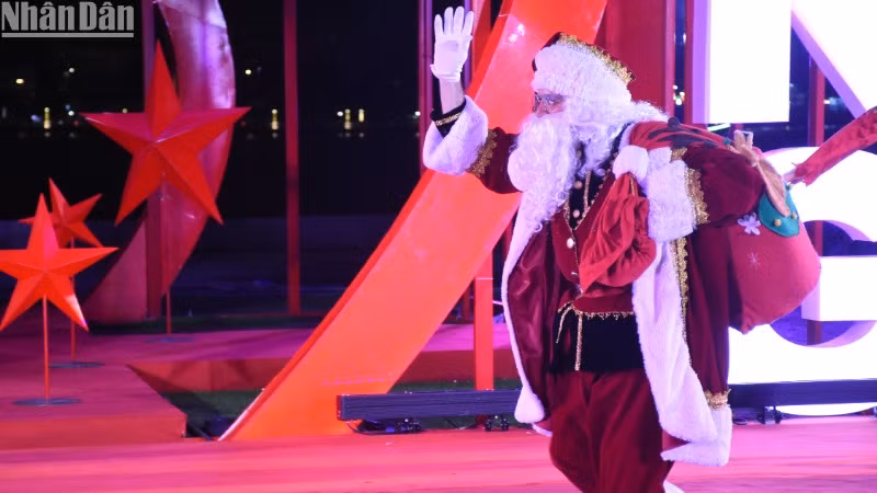 Rất nhiều món quà ý nghĩa sẽ được ông già Noel trao tới tay người dân, du khách khi tham gia Đêm Giáng sinh vào tối ngày 24/12. (Ảnh: ANH ĐÀO)