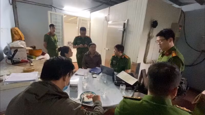 Lực lượng chức năng lấy mẫu sản phẩm. (Ảnh: Công an cung cấp)