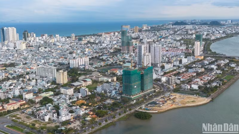 Một góc quận Sơn Trà và quận Ngũ Hành Sơn, thành phố Đà Nẵng nhìn từ trên cao. (Ảnh: ANH ĐÀO)