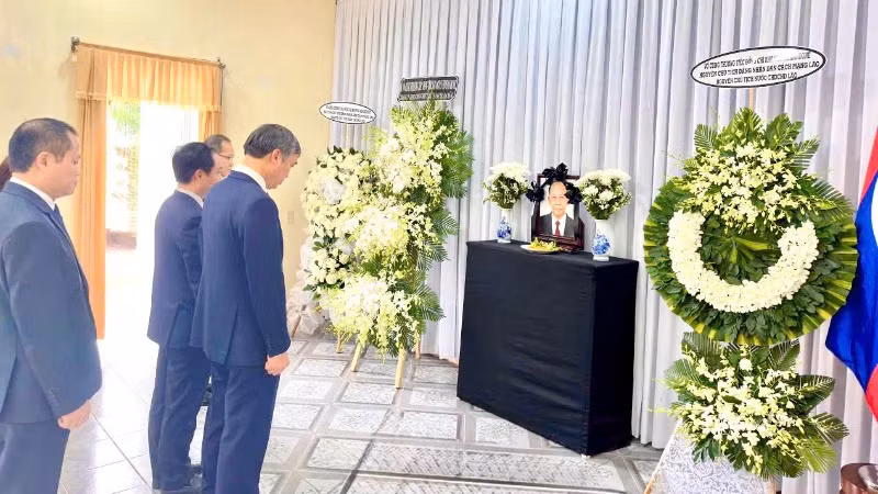 Chủ tịch Ủy ban nhân dân thành phố Đà Nẵng Lê Trung Chinh viếng nguyên Chủ tịch Đảng Nhân dân Cách mạng Lào, nguyên Chủ tịch nước, nguyên Thủ tướng Chính phủ nước Cộng hòa Dân chủ Nhân dân Lào. 