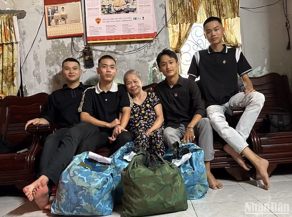 4 đứa cháu của bà Nguyễn Thị Thí tình nguyện nhập ngũ. Ảnh: ANH ĐÀO 4 đứa cháu của bà Nguyễn Thị Thí tình nguyện nhập ngũ. Ảnh: ANH ĐÀO