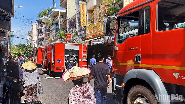 Nhiều xe chữa cháy cùng hàng chục cán bộ, chiến sĩ tiếp cận hiện trường, dập lửa. (Ảnh: AD) Nhiều xe chữa cháy cùng hàng chục cán bộ, chiến sĩ tiếp cận hiện trường, dập lửa. (Ảnh: AD)