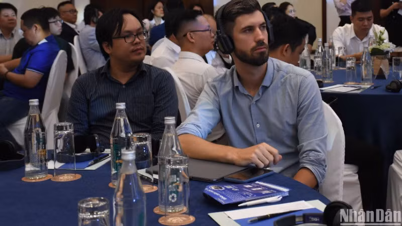 Hơn 400 đại biểu trong nước và quốc tế tham dự hội thảo, trong đó có nhiều chuyên gia đầu ngành về lĩnh vực AI. (Ảnh: ANH ĐÀO) Hơn 400 đại biểu trong nước và quốc tế tham dự hội thảo, trong đó có nhiều chuyên gia đầu ngành về lĩnh vực AI. (Ảnh: ANH ĐÀO)