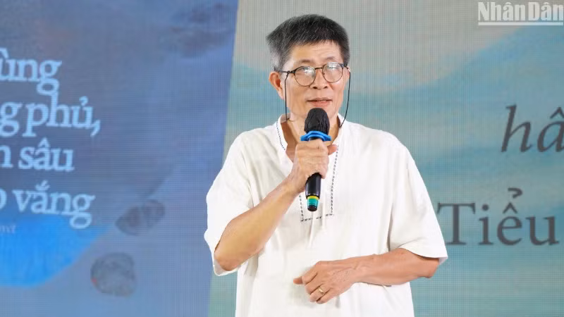 Nhà báo, nhà thơ Trần Tuấn chia sẻ về tập thơ "Sống là gì lâu quá đã quên” tại buổi ra mắt, giao lưu với độc giả Đà Nẵng. (Ảnh: ANH ĐÀO)