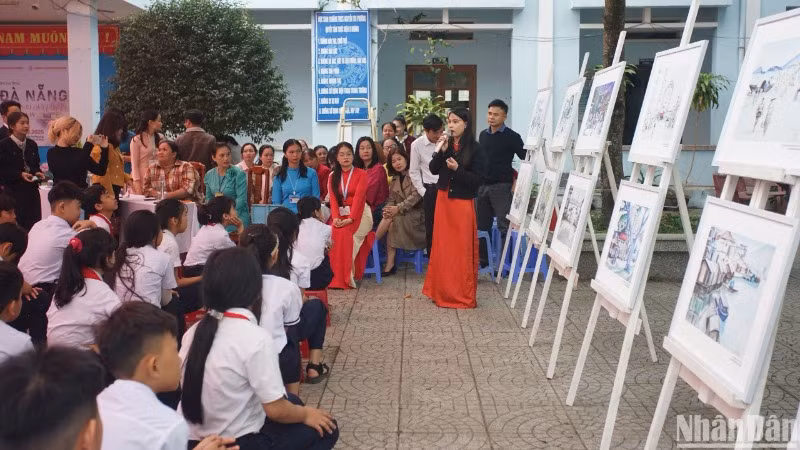Triển lãm lưu động “Đà Nẵng - Những ngày sau giải phóng và hôm nay” đến với học sinh xã Hòa Bắc, huyện Hòa Vang, thành phố Đà Nẵng. (Ảnh: ANH ĐÀO) Triển lãm lưu động “Đà Nẵng - Những ngày sau giải phóng và hôm nay” đến với học sinh xã Hòa Bắc, huyện Hòa Vang, thành phố Đà Nẵng. (Ảnh: ANH ĐÀO)