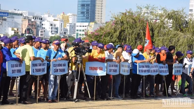 Năm nay có 6 đội thuyền nữ và 18 đội thuyền nam tham gia tranh tài. (Ảnh:ANH ĐÀO) Năm nay có 6 đội thuyền nữ và 18 đội thuyền nam tham gia tranh tài. (Ảnh:ANH ĐÀO)