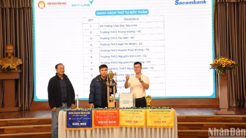 Đại diện các trường tham gia bốc thăm chia bảng Giải bóng đá Phụ huynh thành phố Đà Nẵng lần thứ nhất năm 2025. (Ảnh: ANH ĐÀO)