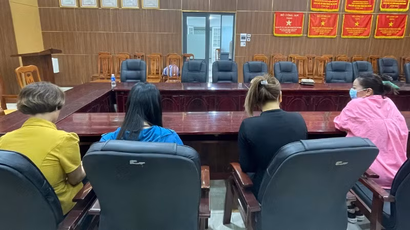 Các đối tượng liên quan trong vụ án tại cơ quan điều tra. (Ảnh: Công an cung cấp) Các đối tượng liên quan trong vụ án tại cơ quan điều tra. (Ảnh: Công an cung cấp)