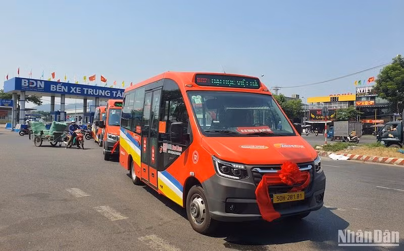 Những chuyến xe buýt đầu tiên nối lại Đà Nẵng-Quảng Nam, xuất bến sáng nay (26/4) tại bến xe Trung tâm Đà Nẵng. (Ảnh: ANH ĐÀO) Những chuyến xe buýt đầu tiên nối lại Đà Nẵng-Quảng Nam, xuất bến sáng nay (26/4) tại bến xe Trung tâm Đà Nẵng. (Ảnh: ANH ĐÀO)