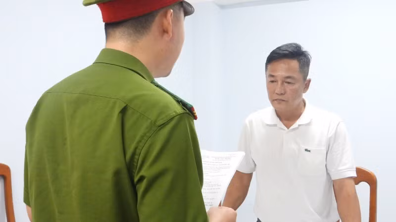 Cơ quan điều tra tống đạt các quyết định khởi tố, bắt tạm giam ông Phạm Chiến Thắng. (Ảnh: Công an cung cấp)