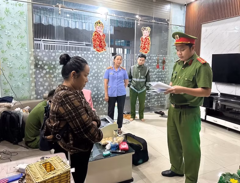 Cơ quan Cảnh sát điều tra Công an thành phố Đà Nẵng tống đạt các quyết định đối với Nguyễn Thị Khánh Vân, ảnh Công an cung cấp. Cơ quan Cảnh sát điều tra Công an thành phố Đà Nẵng tống đạt các quyết định đối với Nguyễn Thị Khánh Vân, ảnh Công an cung cấp.