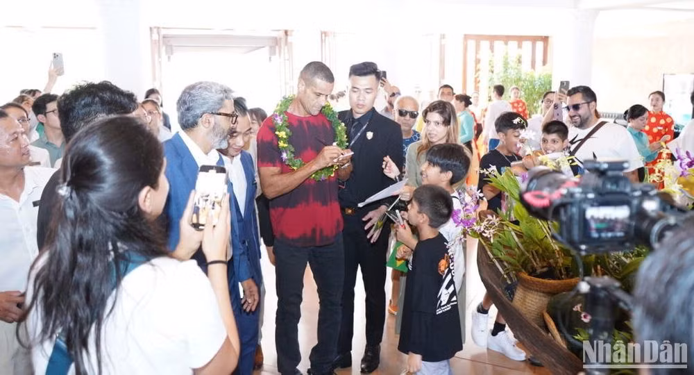 Quả Bóng Vàng 1999 Rivaldo đến Đà Nẵng chiều 26/4. (Ảnh: ANH ĐÀO)