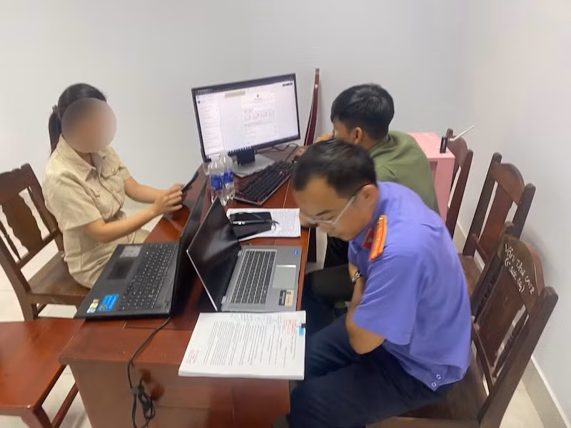 Lực lượng chức năng trao trả nhóm mạng xã hội Facebook “Túy Loan Hội (Mua bán, trao đổi hàng hóa)” cho bà D. Ảnh Công an cung cấp.