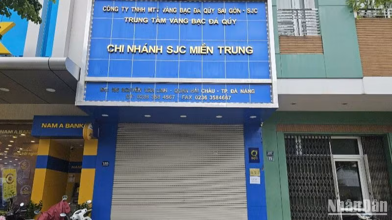 Người dân mua bán vàng lo lắng không yên khi hai cửa hàng này đều ngừng hoạt động nhiều ngày qua. (Ảnh: ANH ĐÀO)