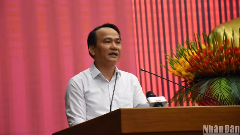 Phó Bí thư Thường trực Thành ủy Đà Nẵng Nguyễn Đình Vĩnh thông tin những kết quả nổi bật trong công tác xây dựng, chỉnh đốn Đảng, phát triển kinh tế-xã hội, bảo đảm quốc phòng, an ninh và đề ra những giải pháp trọng tâm cho quý 2/2025. (Ảnh: ANH ĐÀO)