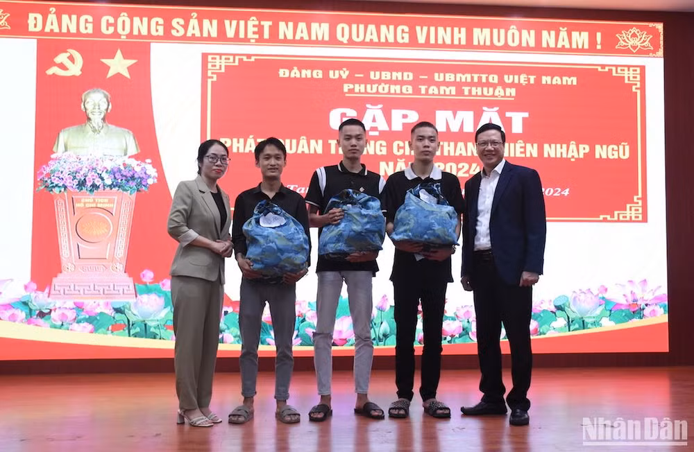 Đồng chí Lại Tiến Hương, Bí thư Đảng ủy phường Tam Thuận và đồng chí Hồ Đàm Như Nga, Chủ tịch Ủy ban nhân dân phường Tam Thuận, trao quân trang cho 3 tân binh Hiền Nhân, Hiền Nhơn và Hiền Phúc. Ảnh: ANH ĐÀO Đồng chí Lại Tiến Hương, Bí thư Đảng ủy phường Tam Thuận và đồng chí Hồ Đàm Như Nga, Chủ tịch Ủy ban nhân dân phường Tam Thuận, trao quân trang cho 3 tân binh Hiền Nhân, Hiền Nhơn và Hiền Phúc. Ảnh: ANH ĐÀO