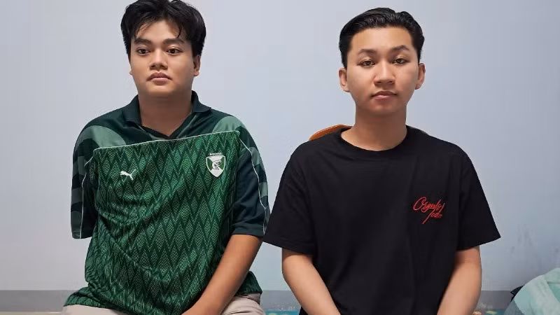 Nguyễn Hoàng Khang (trái) và Phan Anh Duy tại cơ quan Công an. (Ảnh: Công an cung cấp)