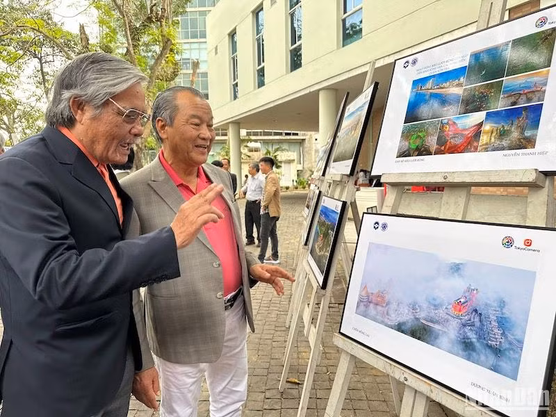 Du khách tham quan không gian trưng bày ảnh nghệ thuật Sắc màu Đà Nẵng. Ảnh: ANH ĐÀO Du khách tham quan không gian trưng bày ảnh nghệ thuật Sắc màu Đà Nẵng. Ảnh: ANH ĐÀO
