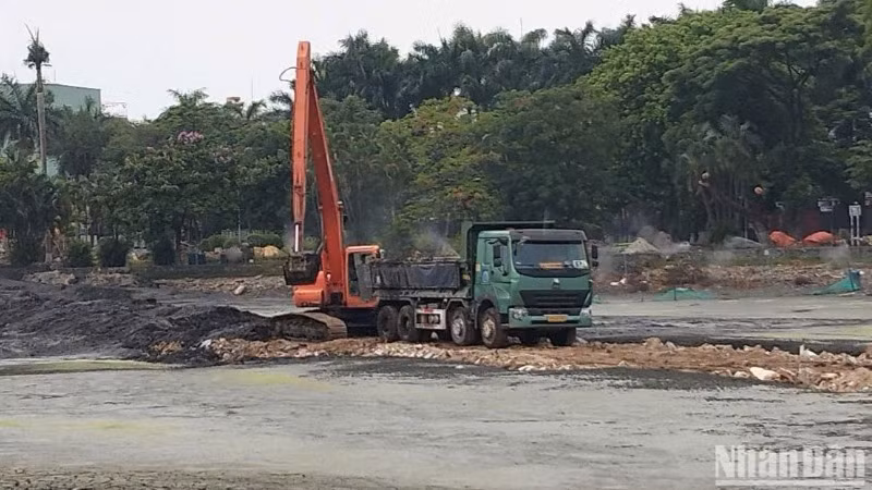 Đơn vị thi công đang triển khai nạo vét lòng hồ Công viên 29/3. (Ảnh: ANH ĐÀO)