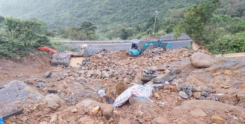 Các vị trí sạt lở nghiêm trọng trên đèo Hải Vân đang được đơn vị thi công gấp rút khắc phục. (Ảnh: V.N)