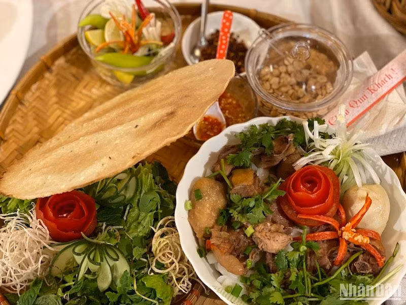 Mì Quảng là một trong những món ấm thực hấp dẫn đối với du khách. Mì Quảng là một trong những món ấm thực hấp dẫn đối với du khách.