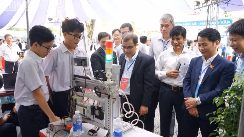 BKDN Techshow tạo môi trường thuận lợi cho các em chia sẻ các ý tưởng, kỹ năng, kinh nghiệm nghiên cứu, giúp sinh viên, học sinh củng cố và nâng cao kiến thức môn học.