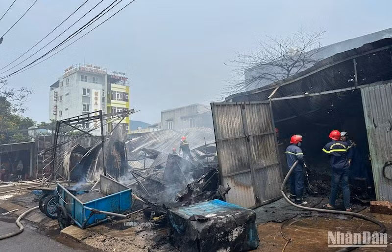 Các ki-ốt bị lửa thiêu trụi hoàn toàn. (Ảnh: ANH ĐÀO) Các ki-ốt bị lửa thiêu trụi hoàn toàn. (Ảnh: ANH ĐÀO)