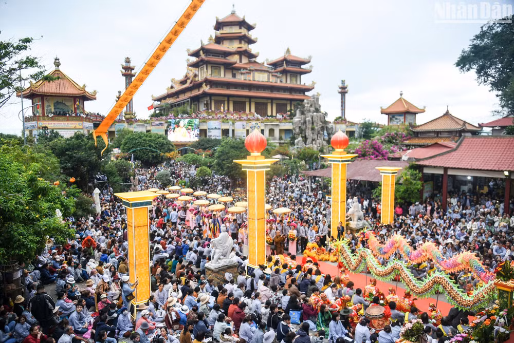 Chùa Quán Thế Âm sẽ chào đón hàng nghìn tăng ni, phật tử, người dân và du khách thập phương về chiêm bái xá lợi Đức Phật vào ngày 30/5. Trong ảnh là Lễ hội Quán Thế Âm năm 2025. (Ảnh: ANH ĐÀO) Chùa Quán Thế Âm sẽ chào đón hàng nghìn tăng ni, phật tử, người dân và du khách thập phương về chiêm bái xá lợi Đức Phật vào ngày 30/5. Trong ảnh là Lễ hội Quán Thế Âm năm 2025. (Ảnh: ANH ĐÀO)