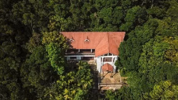 Phía bên trong biệt thự nhìn từ trên cao, ảnh chụp năm 2019. Phía bên trong biệt thự nhìn từ trên cao, ảnh chụp năm 2019.
