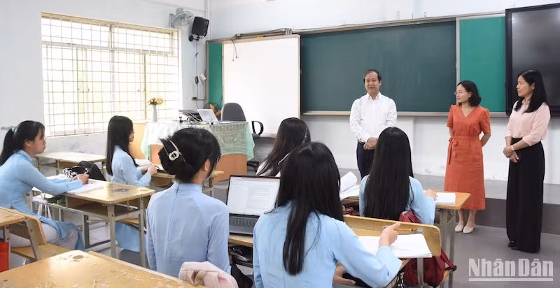 Bộ trưởng Nguyễn Kim Sơn thăm đội tuyển học sinh giỏi Văn của trường chuyên Lê Quý Đôn, thành phố Đà Nẵng. (Ảnh: ANH ĐÀO)