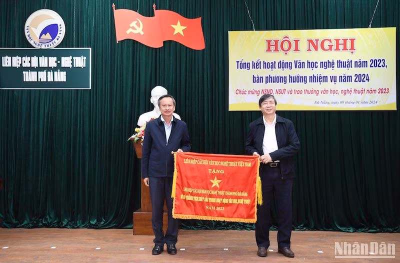 Liên hiệp các Văn học-Nghệ thuật thành phố Đà Nẵng đón nhận Cờ thi đua của Liên hiệp các Hội Văn học-Nghệ thuật Việt Nam.