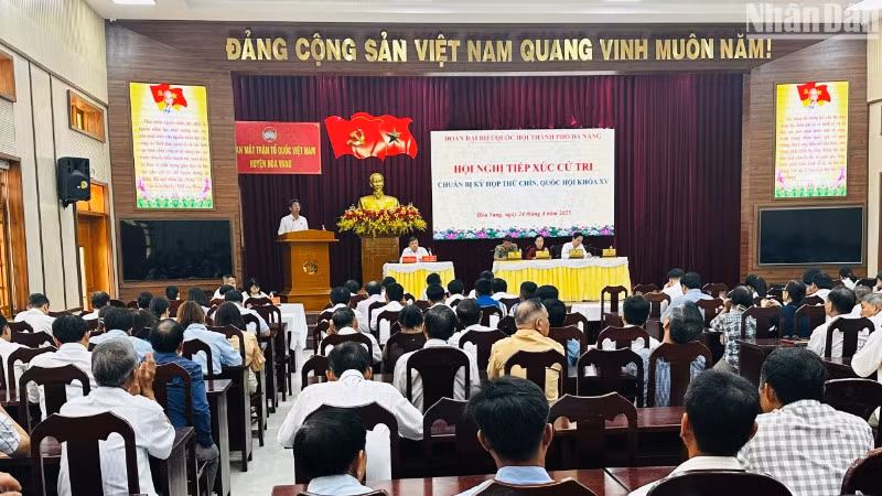Đoàn Đại biểu Quốc hội đơn vị thành phố Đà Nẵng tiếp xúc cử tri tại huyện Hòa Vang chiều 24/4. (Ảnh: ANH ĐÀO)
