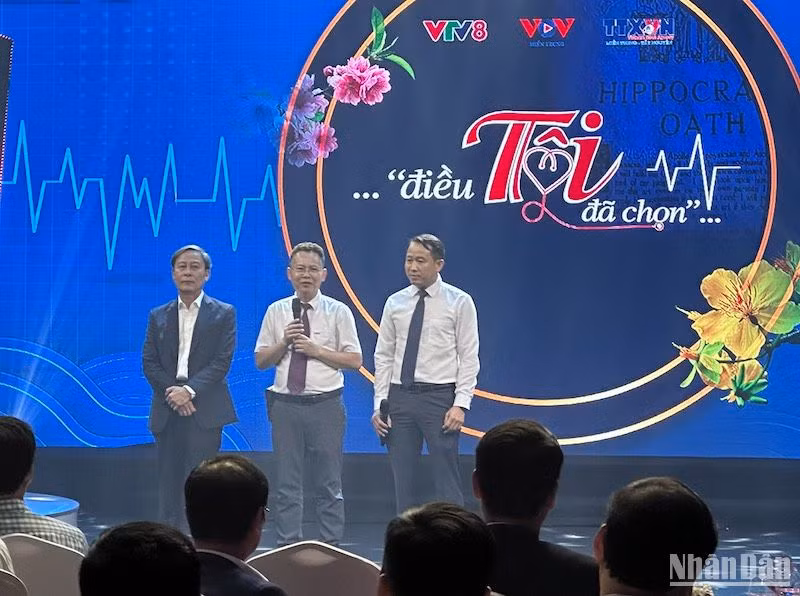 Đại diện Ban tổ chức phát biểu tri ân tại chương trình.