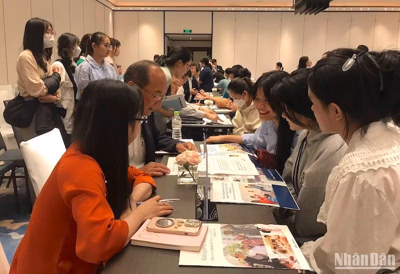 Chương trình thu hút rất đông sinh viên Đà Nẵng đến tham gia phỏng vấn, tuyển dụng. (ẢNH ANH ĐÀO)