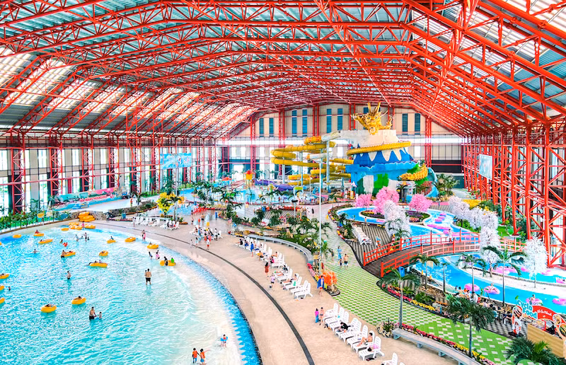 Khu công viên nước trong nhà Mikazuki Water Park 365. (Ảnh: K.DUYÊN)