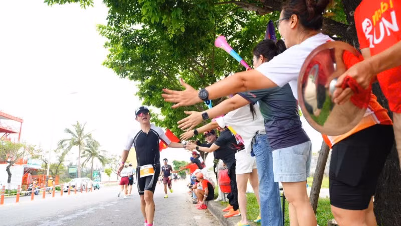 Các vận động viên tham gia sự kiện được người dân Đà Nẵng chào đón nhiệt tình trên các tuyến đường diễn ra các nội dung thi đấu. (Ảnh: ANH ĐÀO) Các vận động viên tham gia sự kiện được người dân Đà Nẵng chào đón nhiệt tình trên các tuyến đường diễn ra các nội dung thi đấu. (Ảnh: ANH ĐÀO)