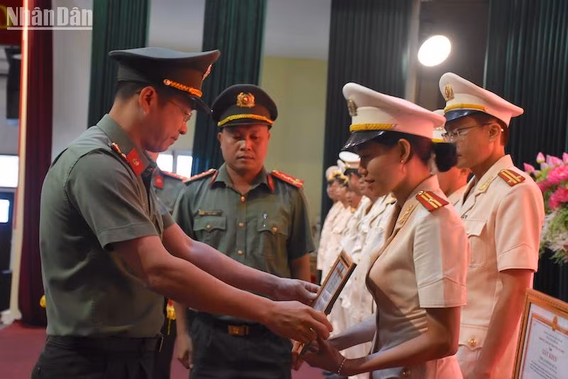 Thượng tá Nguyễn Đại Đồng, Phó Giám đốc Công an TP Đà Nẵng trao Giấy khen cho các tập thể, cá nhân được biểu dương tại Hội nghị. (Ảnh: ANH ĐÀO)