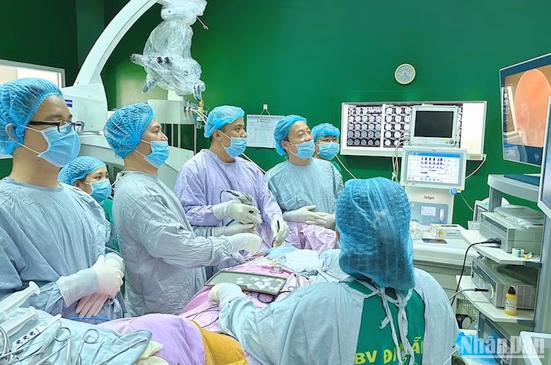 Bệnh viện Đà Nẵng không ngừng nâng cao trình độ chuyên môn, tiếp cận các kỹ thuật y học hiện đại vào khám, điều trị cho bệnh nhân. (Ảnh: ANH ĐÀO)