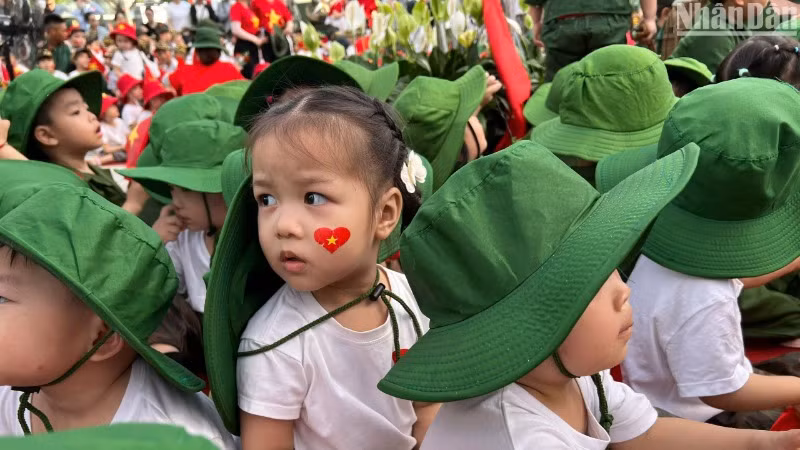 Hình ảnh đáng yêu của một học sinh với trái tim cờ đỏ sao vàng dán trên má. (Ảnh: ANH ĐÀO)
