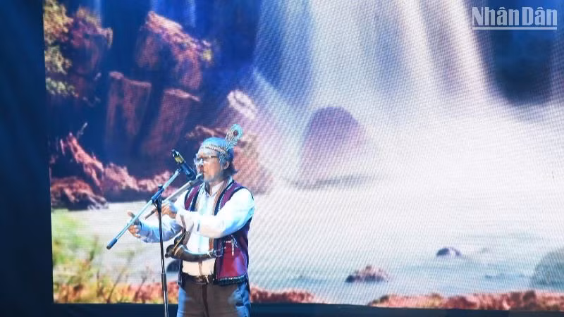 Nghệ sỹ nhân dân Trịnh Mạnh Tấu biểu diễn Độc tấu sáo trúc tại chương trình. (Ảnh: ANH ĐÀO)
