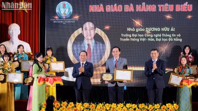 Đồng chí Nguyễn Đình Vĩnh, Phó Bí thư thường trực Thành ủy Đà Nẵng và đồng chí Hồ Kỳ Minh, Phó Chủ tịch thường trực Ủy ban nhân dân thành phố Đà Nẵng trao Giải thưởng cho các Nhà giáo tiêu biểu năm 2024. (Ảnh: ANH ĐÀO)