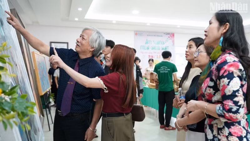 Phó Giáo sư, Tiến sĩ Phan Thanh Bình chia sẻ về các tác phẩm trưng bày tại triển lãm mỹ thuật "Miền ký ức". (Ảnh: ANH ĐÀO) Phó Giáo sư, Tiến sĩ Phan Thanh Bình chia sẻ về các tác phẩm trưng bày tại triển lãm mỹ thuật "Miền ký ức". (Ảnh: ANH ĐÀO)