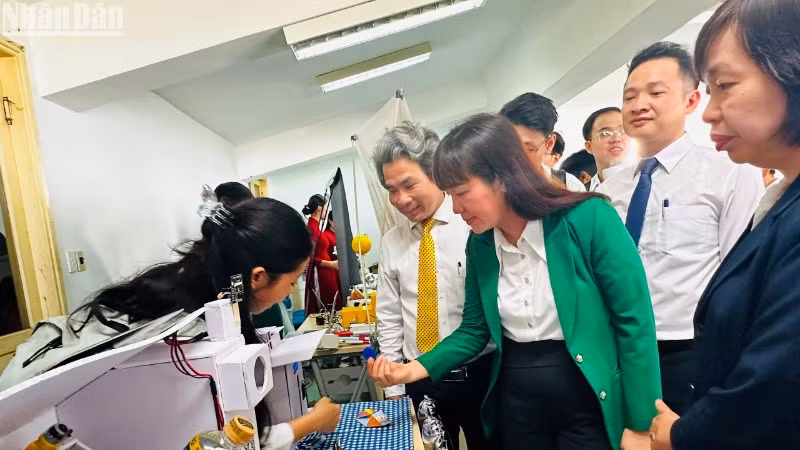 Các đại biểu tham quan không gian triển lãm trưng bày, giới thiệu các sản phẩm nghiên cứu khoa học, mô hình công nghệ tiêu biểu của sinh viên Trường đại học Sư phạm-Đại học Đà Nẵng. (Ảnh: ANH ĐÀO) Các đại biểu tham quan không gian triển lãm trưng bày, giới thiệu các sản phẩm nghiên cứu khoa học, mô hình công nghệ tiêu biểu của sinh viên Trường đại học Sư phạm-Đại học Đà Nẵng. (Ảnh: ANH ĐÀO)