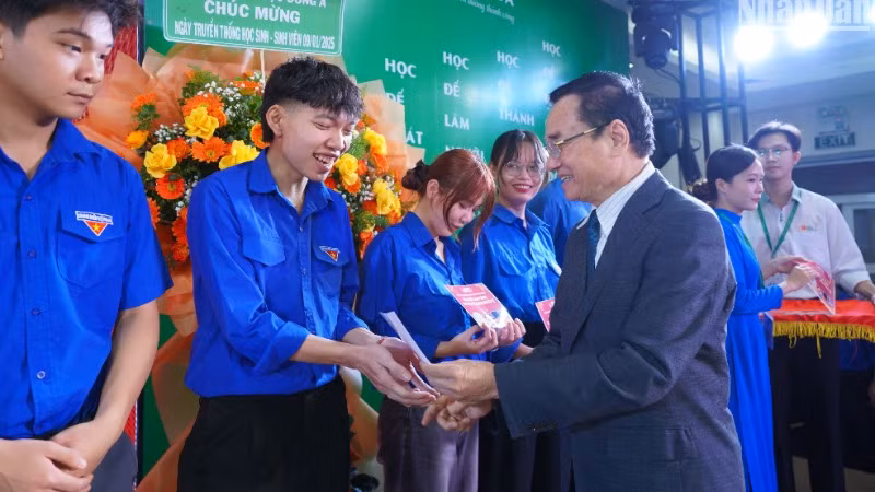 Thầy Lương Minh Sâm – Bí thư chi bộ, Chủ tịch Hội đồng Trường đại học Đông Á trao vé xe Tết dành cho sinh viên khó khăn năm 2025. (Ảnh: ANH ĐÀO)